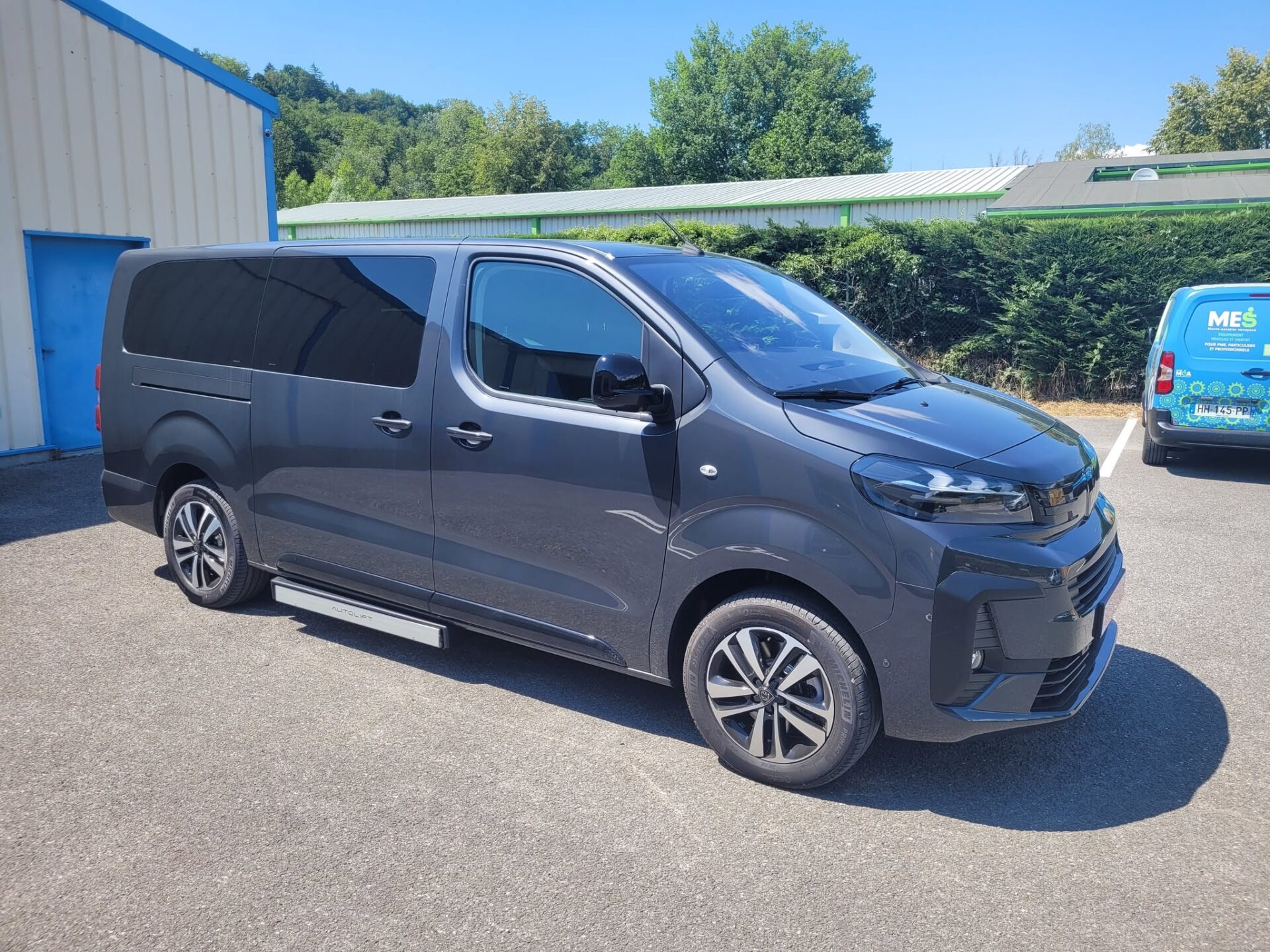 Peugeot Traveller XL aménagé pour le transport d’une personne en fauteuil roulant