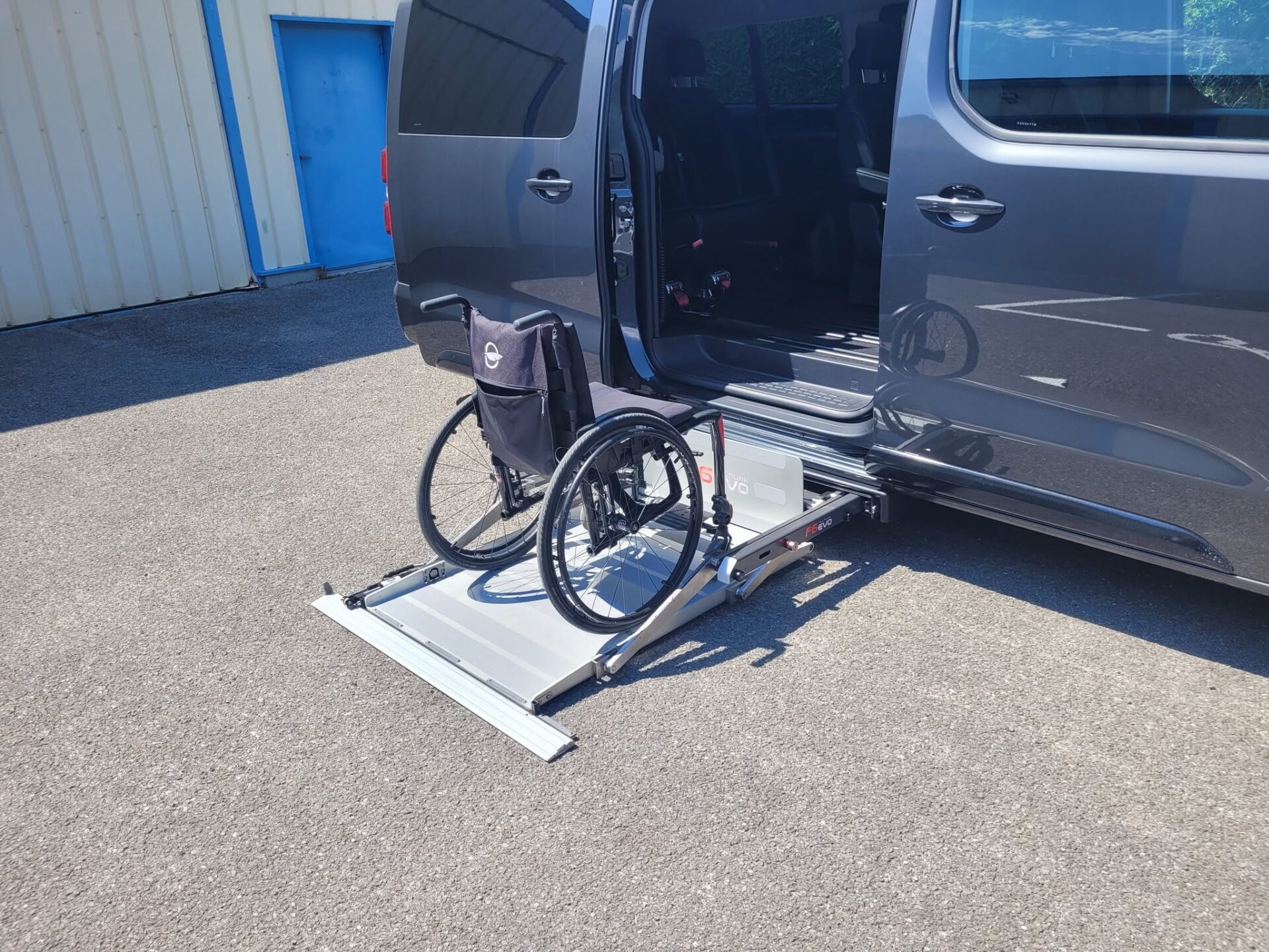 Peugeot Traveller XL aménagé pour le transport d’une personne en fauteuil roulant