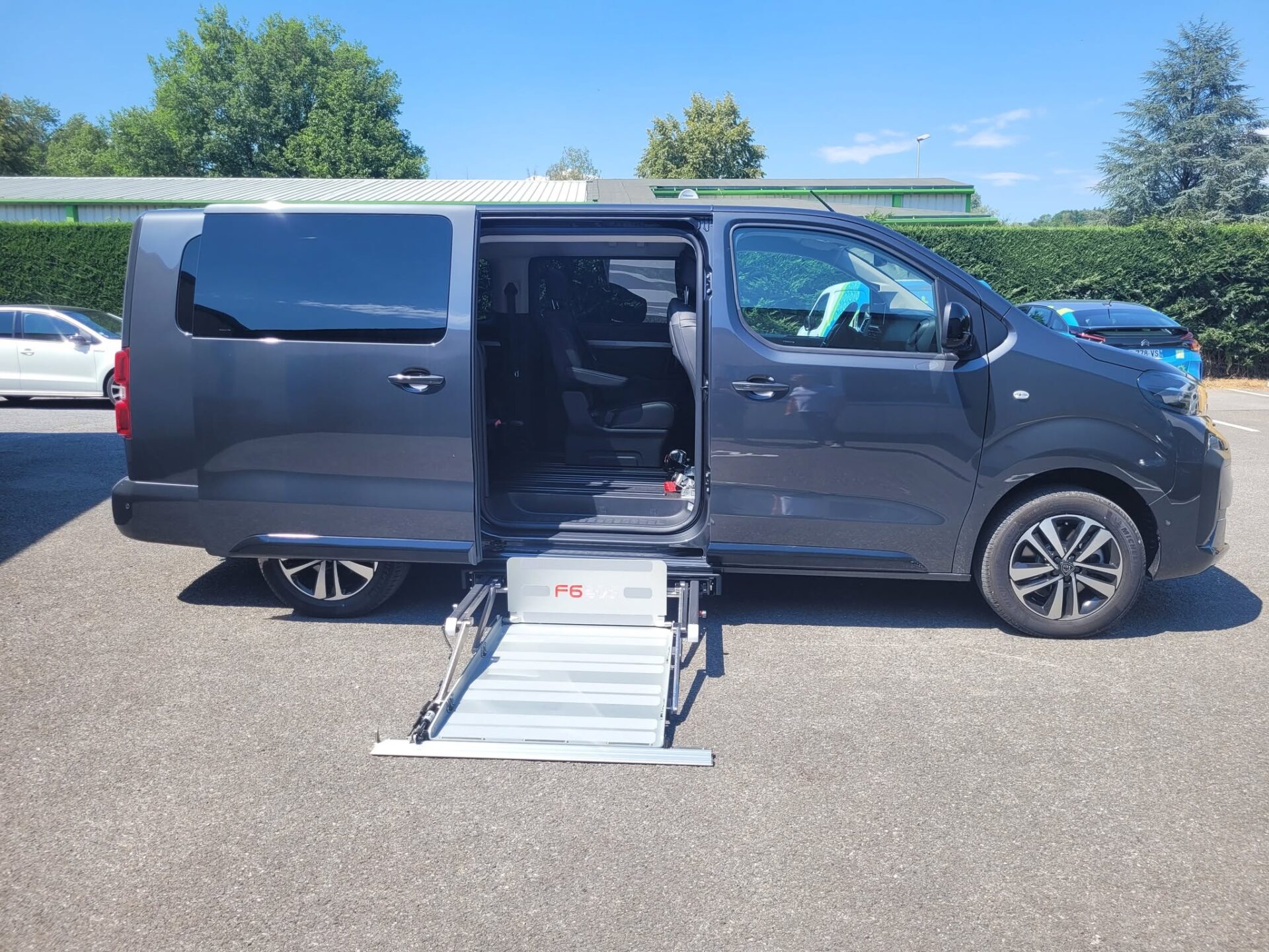 Peugeot Traveller XL aménagé pour le transport d’une personne en fauteuil roulant