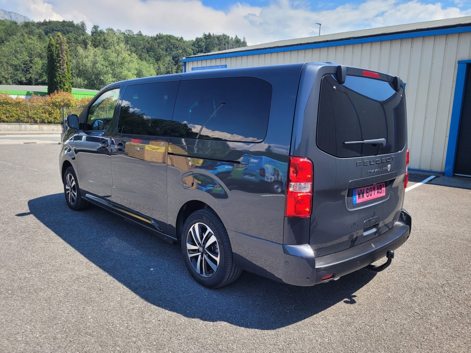 Peugeot Traveller XL aménagé pour le transport d’une personne en fauteuil roulant
