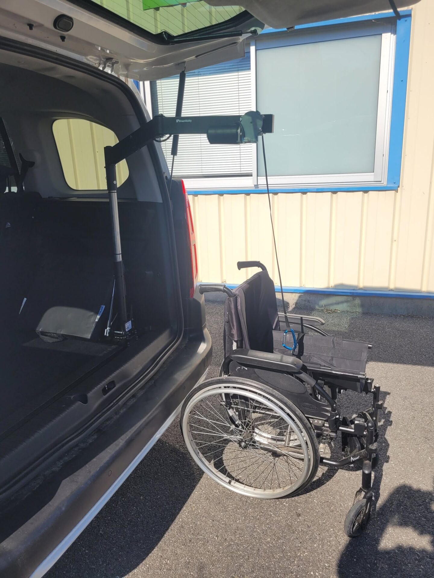 Une grue de coffre sur un Citroën Berlingo de 2020