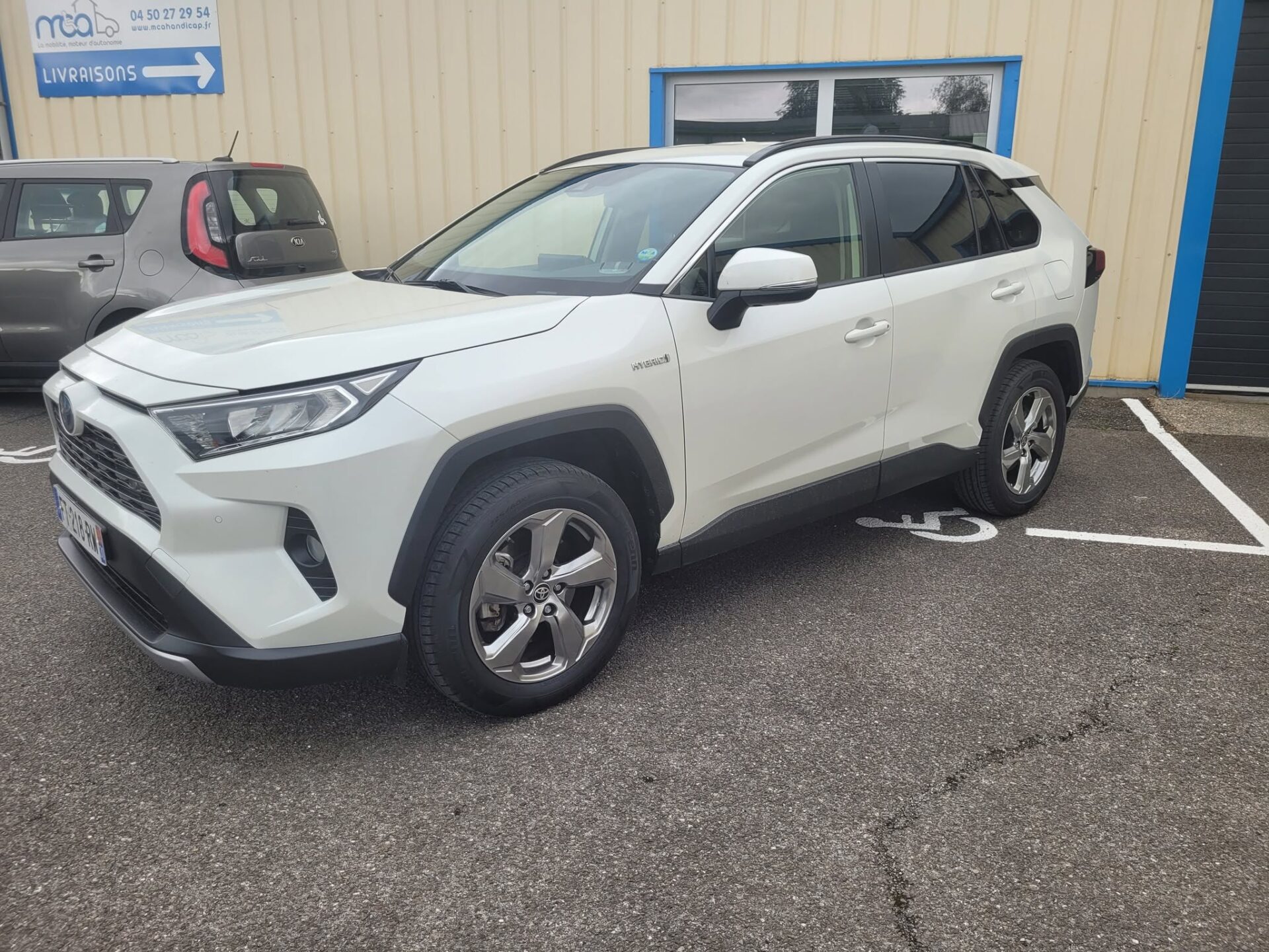 Installation de manettes accélératrices avec un frein à baisser sur un Toyota RAV 4 hybride de 2021