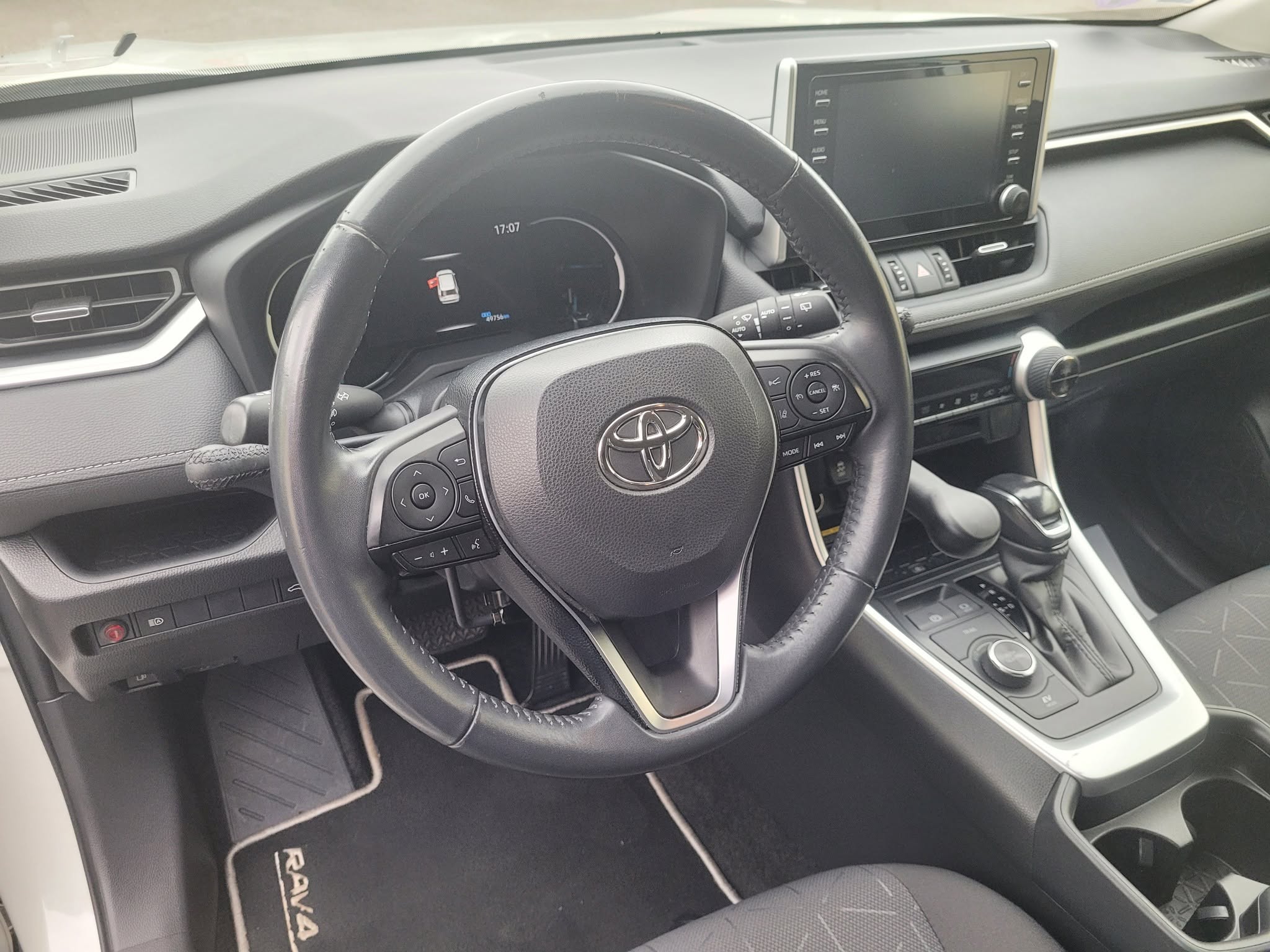 Installation de manettes accélératrices avec un frein à baisser sur un Toyota RAV 4 hybride de 2021