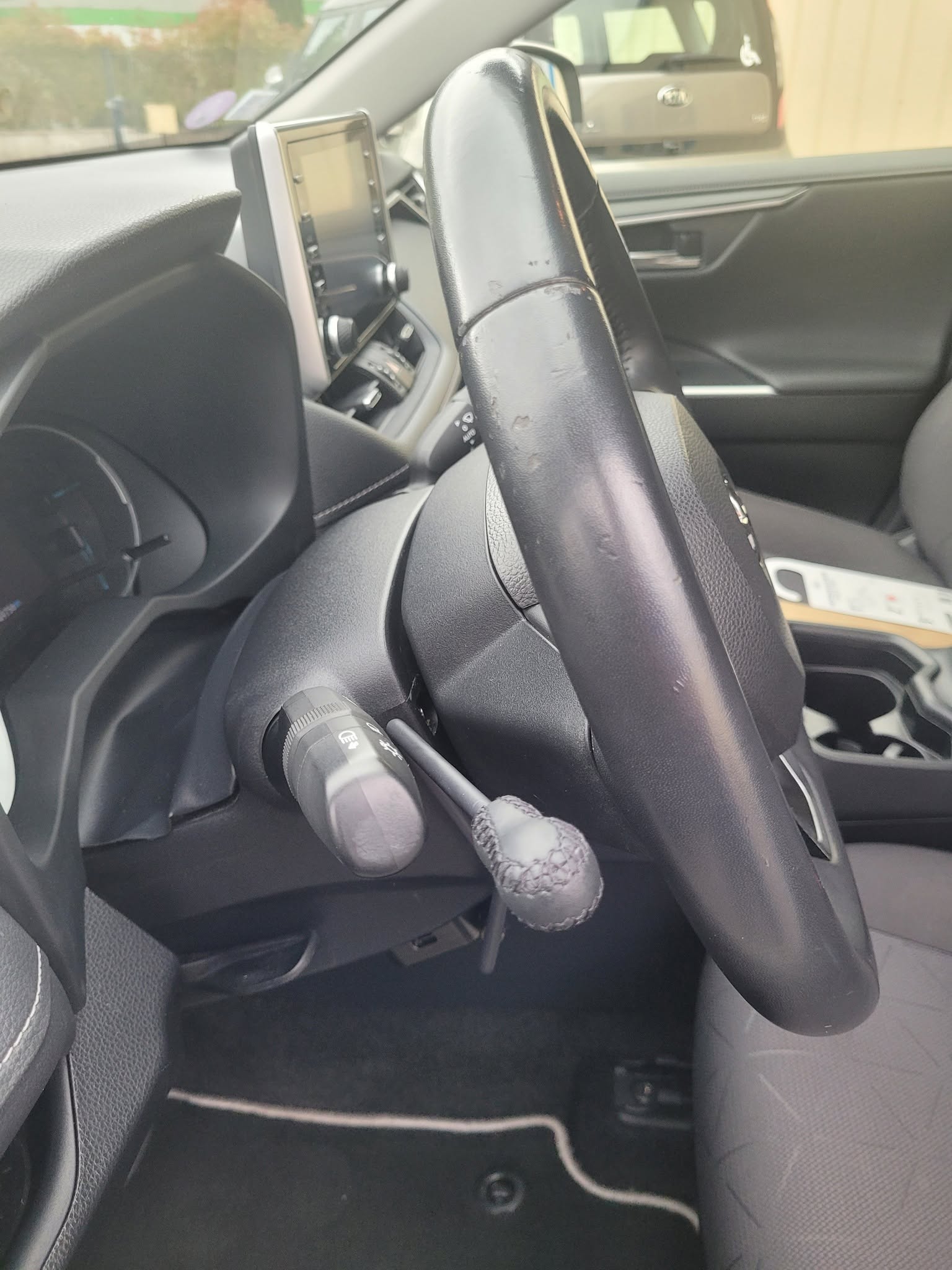 Installation de manettes accélératrices avec un frein à baisser sur un Toyota RAV 4 hybride de 2021