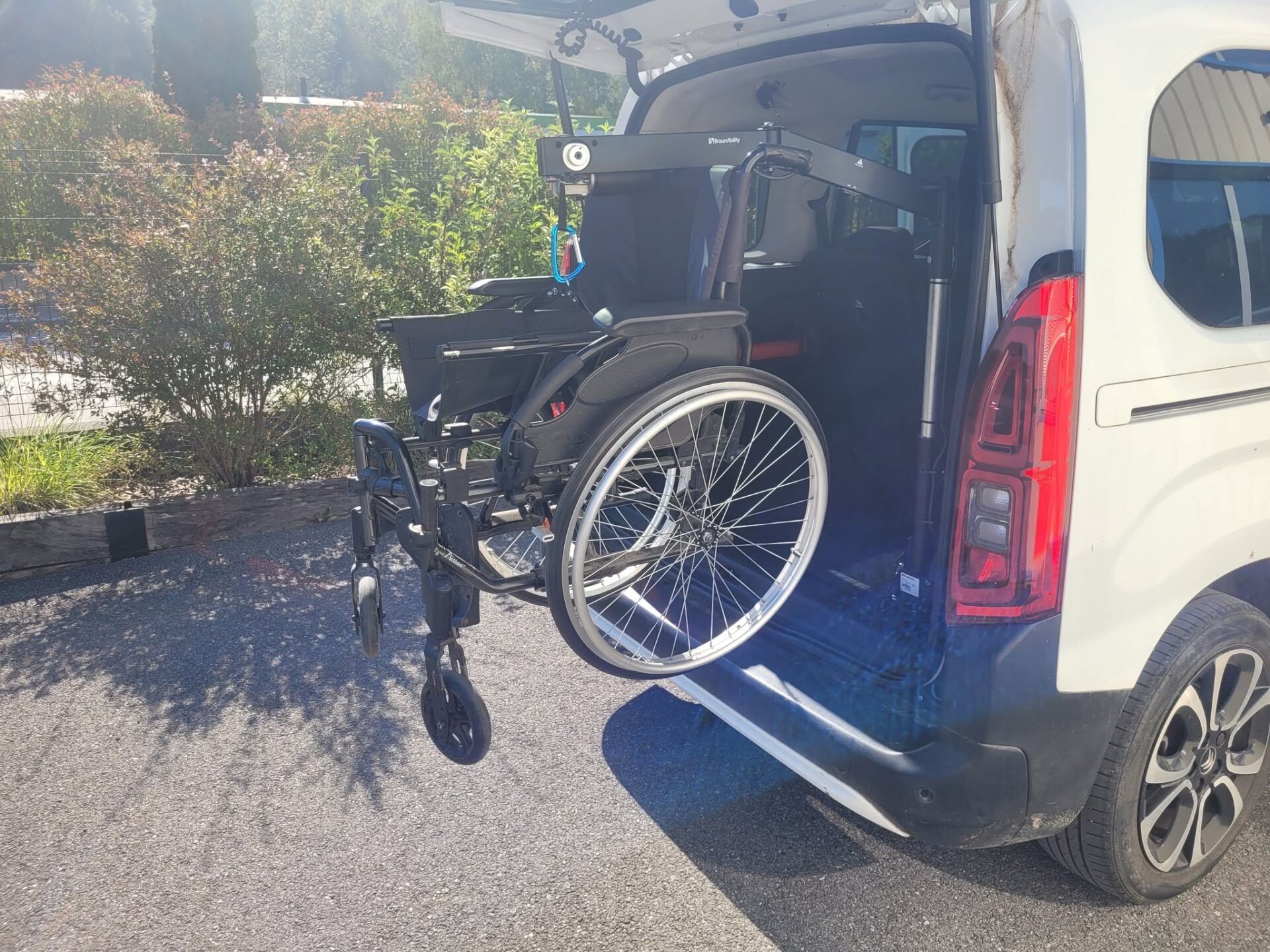 Une grue de coffre sur un Citroën Berlingo de 2020