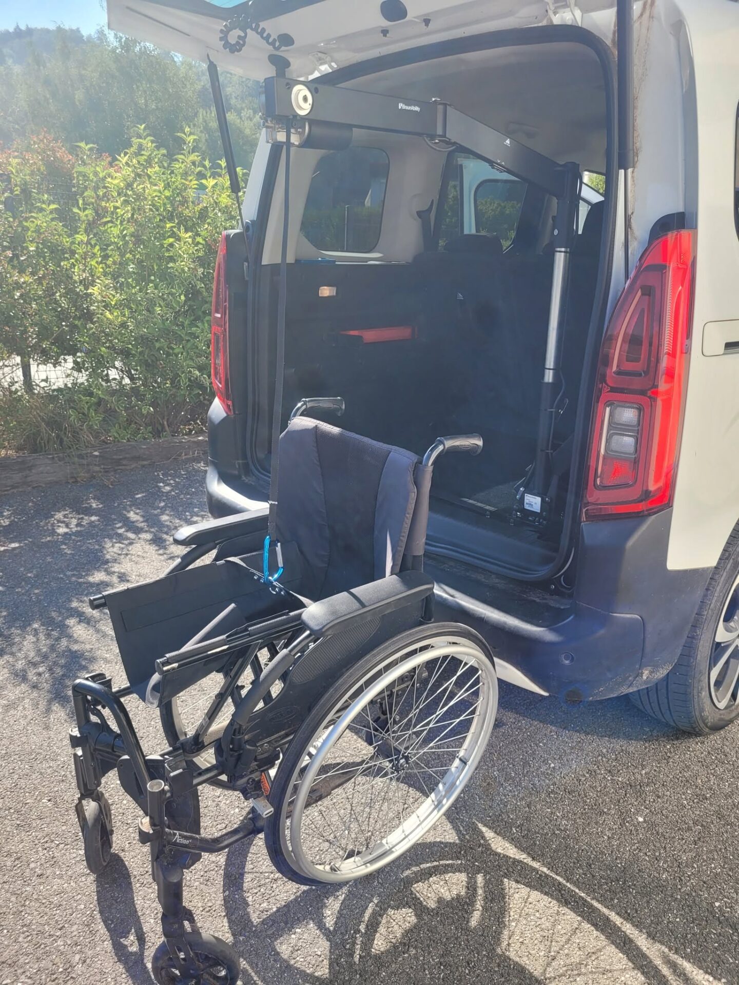 Une grue de coffre sur un Citroën Berlingo de 2020